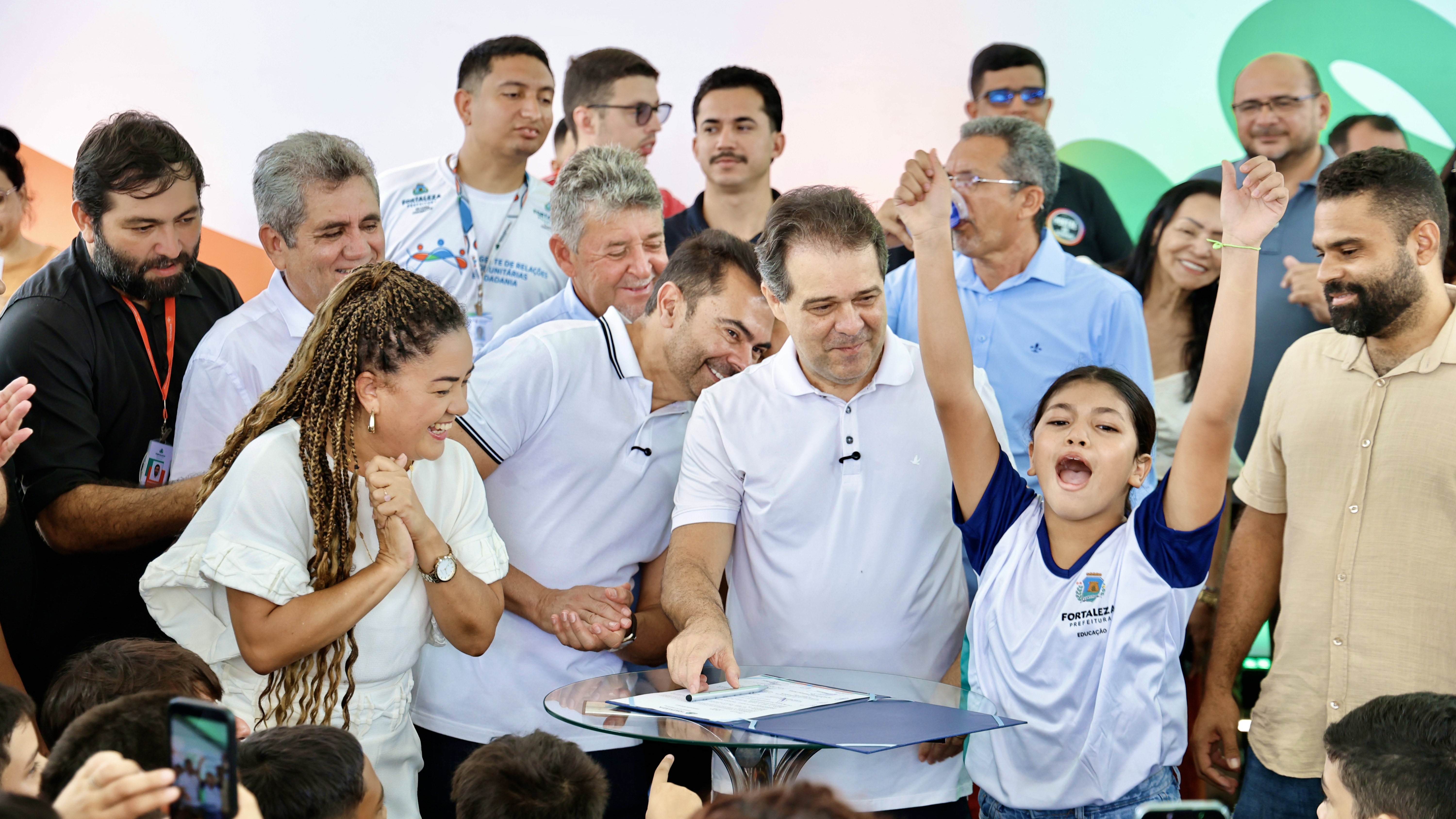 grupo de pessoas no palco durante o evento